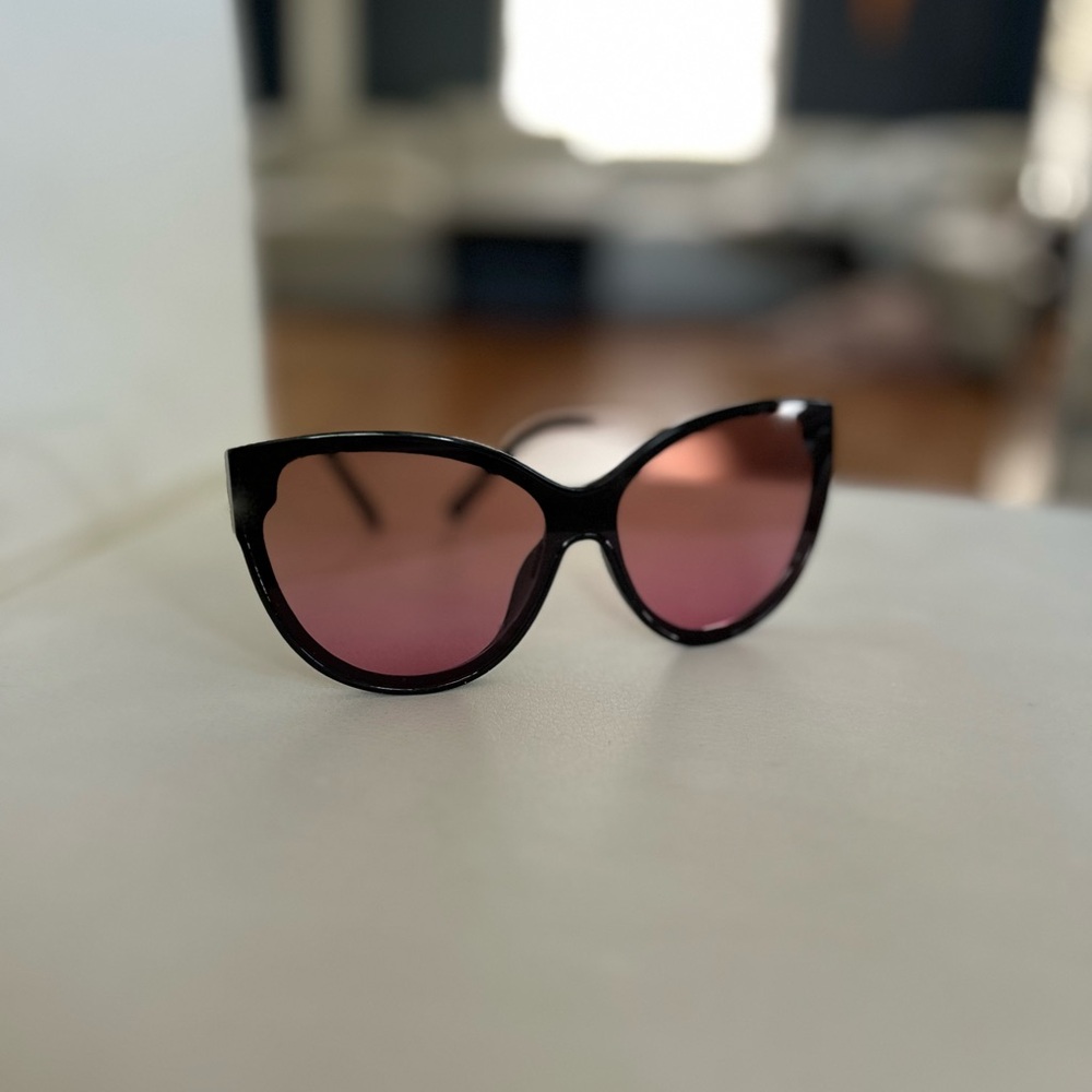 Women’s Tahari sun glasses
